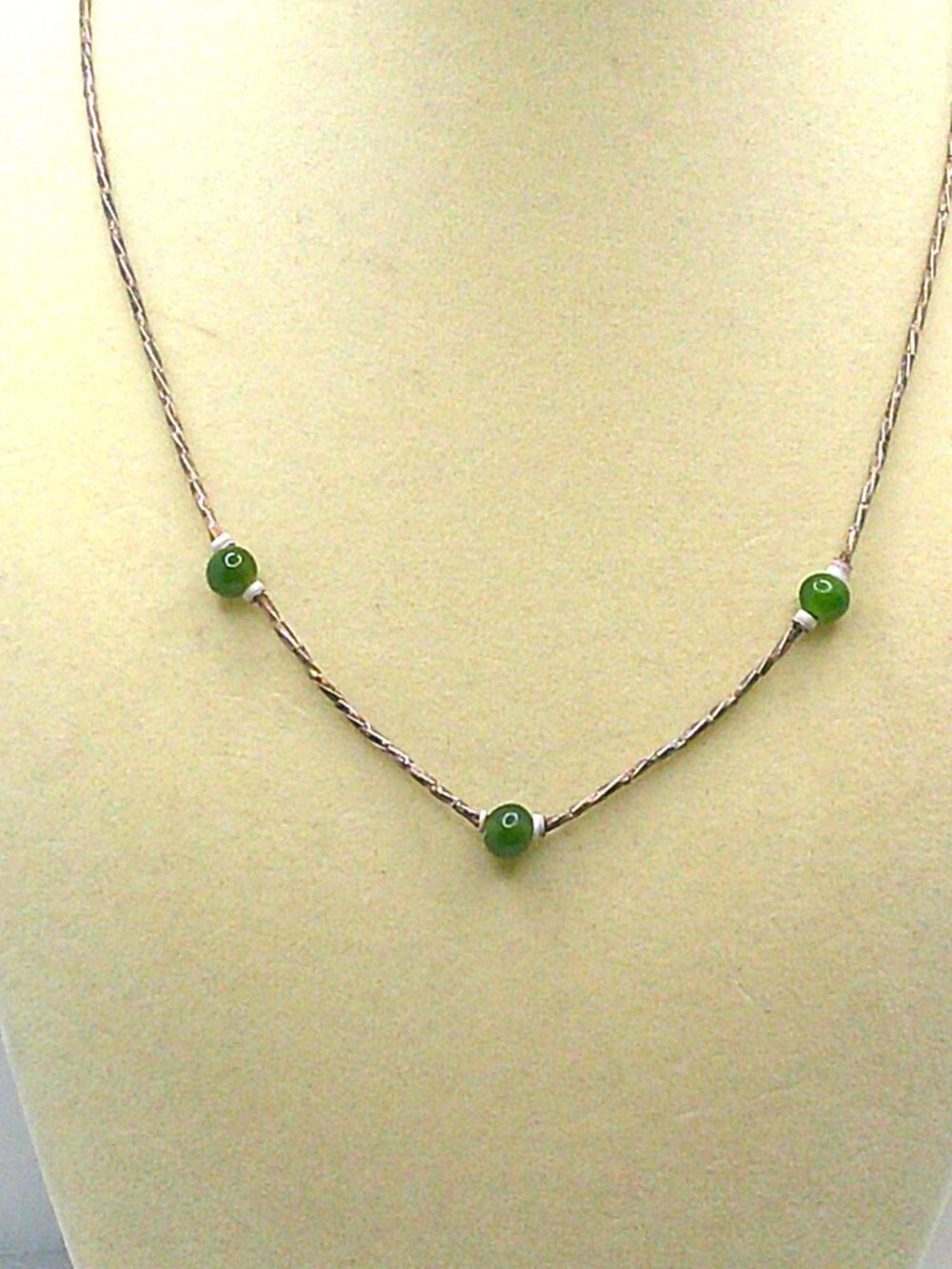 Two Vintage Single Strand Necklaces. Silver With Green Stones - Picture 9 of 10